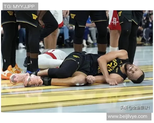 勇士对阵小牛比赛中库里意外受伤球队前景堪忧球迷心急如焚